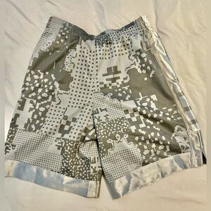 Nike Elite Boys (Girls) basketball shorts sz L. Gray